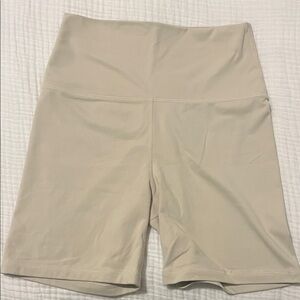 SET Active Women’s Luxform Biker Shorts in Oat Milk